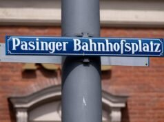 Una mujer muerde a un trabajador ferroviario alemán al intentar atravesar las puertas cerradas