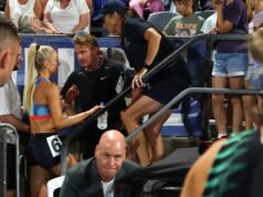 El padre y entrenador del corredor campeón, Simon, está arrepentido tras el arrebato y dice que se ha disculpado con el Atletismo Australiano.