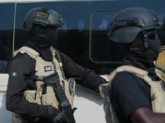Militantes islamistas matan a 11 personas e incendian casas en un ataque nocturno en Nigeria, dicen funcionarios locales