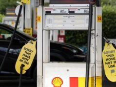 Los australianos deben continuar con sus planes de viaje de Semana Santa a pesar de la escasez de combustible