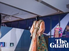 V&A Dundee celebra la historia de la pasarela, desde los salones discretos hasta las extravagancias actuales | Moda