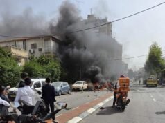 Las FDI confirman que fragmentos de misiles iraníes impactaron cerca de Kirya y varios automóviles incendiados en Ramat Gan