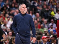 Según los informes, Carolina del Norte firmó a Michael Malone con un contrato de 6 años por valor de 50 millones de dólares, lo que lo convierte en el segundo entrenador de baloncesto universitario mejor pagado.