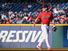 Travis Bazzana, rodeado de familiares, amigos y mentores, comienza su andadura en la MLB con el debut de los Guardianes