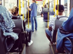 Los adolescentes suben a autobuses en movimiento en una nueva tendencia viral. Las autoridades advierten que el riesgo podría ser fatal.