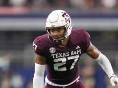 El apoyador de Texas A&M, Daymion Sanford, capitán del equipo y defensor clave, fue retirado del juego de primavera por una lesión en la pierna.