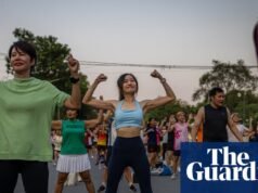 “Hay más en la vida que el trabajo”: los jóvenes de Bangkok se embarcan en sesiones masivas de aeróbic al aire libre | Tailandia
