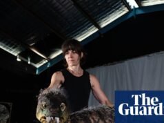 Roaring Materials: El “extraño” arte de las marionetas de dinosaurios – en imágenes