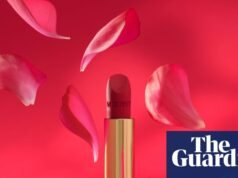 Sali Hughes sobre la belleza: Los lápices labiales no tienen por qué ser visibles; algunos son tan sutiles como los desnudos | Belleza