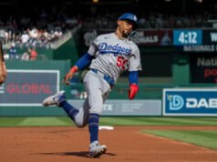 Mookie Betts de los Dodgers se someterá a una resonancia magnética en la espalda después de la salida en la primera entrada contra los Nacionales, dice Dave Roberts