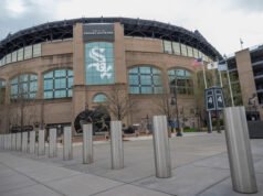 Se espera que el cantante del himno de los White Sox sea dado de alta del hospital el jueves después de colapsar en el campo