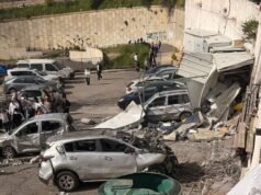Cohete impacta en un estacionamiento en Safed mientras Hezbollah continúa disparando cohetes y drones hacia el norte de Israel