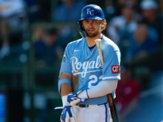 El receptor de los Reales rasca a Carter Jensen después de quedarse dormido antes de la derrota ante los Mellizos