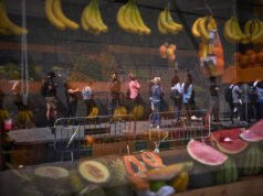 Los inmigrantes se apresuran a presentar su solicitud bajo el nuevo programa de legalización masiva de España