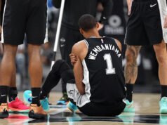 Victor Wembanyama abandona anticipadamente los Spurs-76ers debido a una contusión en la costilla izquierda