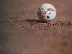 El jardinero central de Highlands hace un jonrón de José Canseco y permite un jonrón después de que la pelota rebota en su cabeza