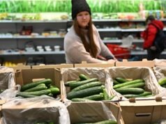 Los compradores sienten la crisis a medida que suben los precios de los productos