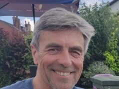 El piloto y el pasajero murieron durante una “experiencia de vuelo introductorio” cuando el planeador cayó 150 pies al suelo en una pista de carreras.