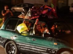 Civiles libaneses cruzan barreras para llegar al sur del Líbano a pesar de las advertencias de las FDI