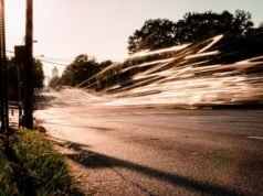 El video viral de Road Rage muestra a una mujer colgada del capó de un auto antes de ser arrojada a la acera