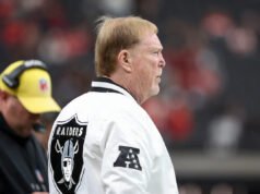 El propietario de los Raiders, Mark Davis, invoca a JaMarcus Russell mientras habla sobre la selección número uno en el Draft de la NFL de 2026.
