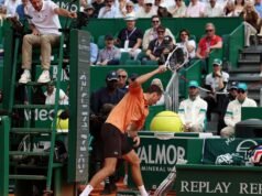 Medvedev aplasta su raqueta 7 veces en doble derrota ante Berrettini en Montecarlo