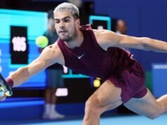 Alcaraz, lesionado, espera pruebas de muñeca mientras el reloj de Roland-Garros corre