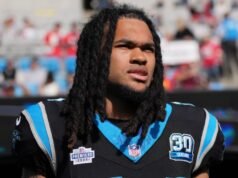 Jonathon Brooks de la NFL bautizado tras la muerte de su padre y roturas del ligamento anterior cruzado