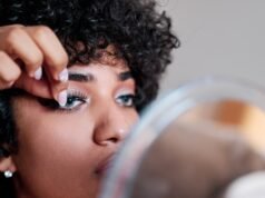 Pestañas adhesivas de $10 que parecen extensiones