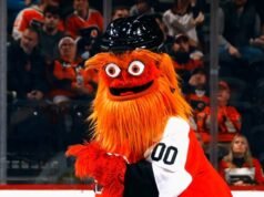 Gritty se acerca sigilosamente a un niño pequeño en un juego de los Flyers y recibe una bofetada