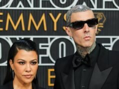 Travis Barker le chupa los dedos de los pies a su esposa Kourtney Kardashian