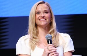 Reese Witherspoon lució jeans holgados en Nueva York