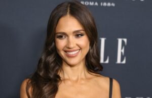 Los pantalones versátiles de Jessica Alba son la clave para un estilo primaveral elevado