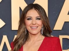 Elizabeth Hurley posa en topless mientras celebra la primavera