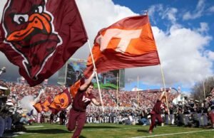 Paracaidista rescatado del marcador del estadio Virginia Tech