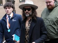 Russell Brand lucha por encontrar un pasaje de la Biblia durante una entrevista