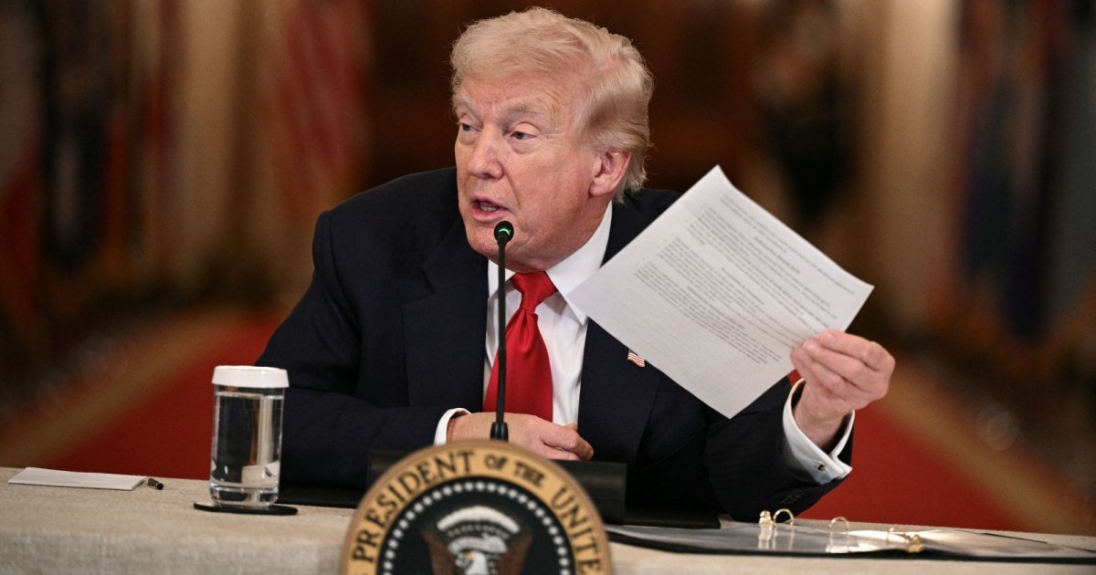 GettyImages-2264582910 Trump en la mesa redonda sobre deportes universitarios