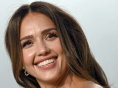 Copia el favorecedor look de jeans barril blancos de Jessica Alba por $ 34