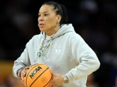 Dawn Staley de Carolina del Sur rompe el silencio sobre el drama de Geno Auriemma