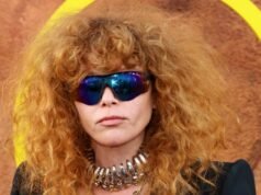 Natasha Lyonne escoltada fuera del vuelo después del estreno de Euphoria