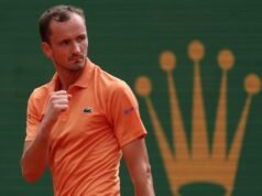 La estrella del tenis Daniil Medvedev destruye su raqueta en medio del colapso