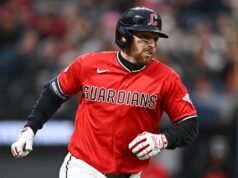 Fanático de los Guardianes se vuelve viral por luchar contra el béisbol desde niño