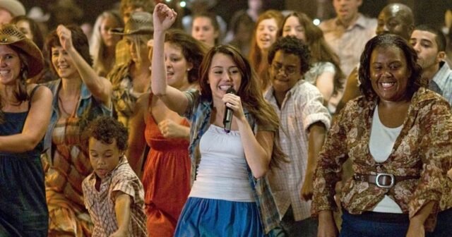 Hannah-Montana-Movie-MCDHAMO_EC133.jpg