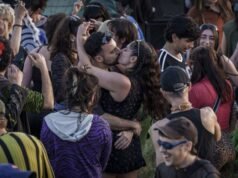 La maternidad en la cola del pan en Barcelona