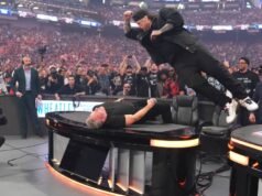 Jelly Roll golpea a Pat McAfee contra la mesa en WrestleMania 42