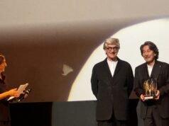 Wim Wenders entrega a Yakusho Koji el honor del Festival de Cine del Lejano Oriente