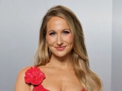 Nikki Glaser muestra su ropa interior en vivo con Kelly y Mark