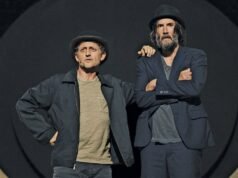“Esperando al escenógrafo de Godot” sobre el escenario estilo túnel de la serie