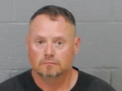 Exjefe de policía de Carolina del Norte acusado de violar a adolescente ‘indefensa’