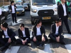 La policía dispersa por la fuerza una protesta contra el reclutamiento de la facción ultraortodoxa de Jerusalén en el Puente de los Acuerdos.